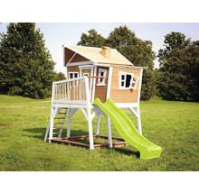 Houten speelhuis met glijbaan in de tuin.