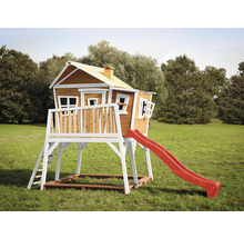Houten speelhuis met glijbaan en ladder in de tuin