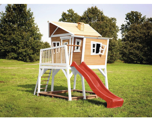 Houten speelhuis met glijbaan en ladder in de tuin