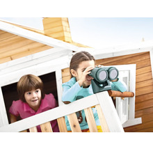 Twee kinderen spelen in een houten speelhuis, waarvan er één door een verrekijker kijkt