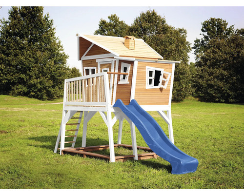 Houten speelhuis met glijbaan en trap in de tuin