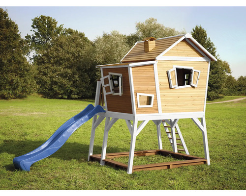 Houten speelhuis met glijbaan en zandbak op een gazon