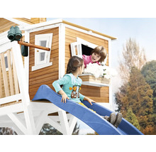 Kinderglijbaan aan een speelhuis met twee kinderen.