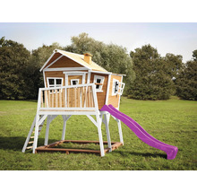 Kinderspeelhuis met glijbaan en zandbak in de tuin