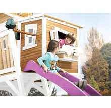 Kinderspeelhuis met glijbaan en twee meisjes spelen in de tuin.