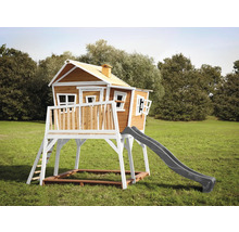 Speelhuis met glijbaan en zandbak in de tuin.