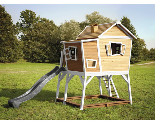 Houten speelhuis met glijbaan en zandbak op een gazon