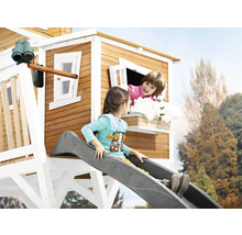 Speelhuis met glijbaan en kinderen in de tuin