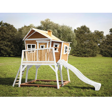 Houten speelhuis met glijbaan en zandbak in de tuin