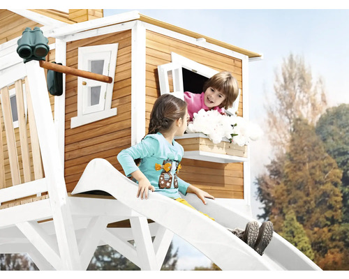 Kinderen spelen in een houten speelhuis met glijbaan en raam