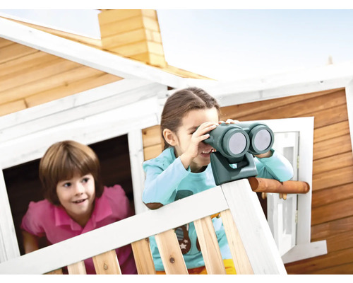 Twee kinderen spelen in een houten speelhuis, waarvan één een verrekijker gebruikt.