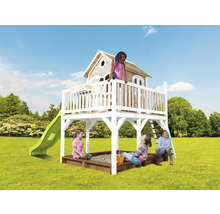 Speelhuis met glijbaan, zandbak en kinderen in de tuin
