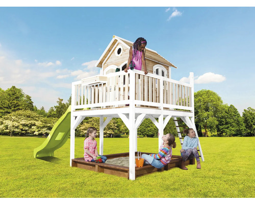 Speelhuis met glijbaan, zandbak en kinderen in de tuin