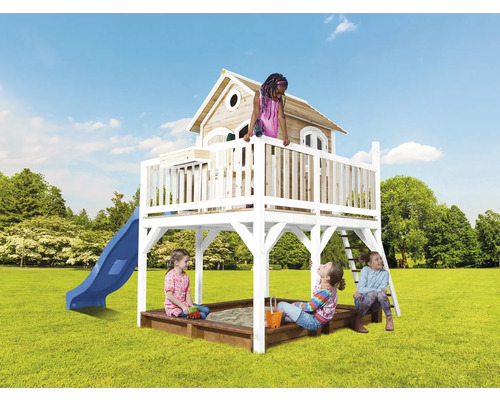 Speeltuin met speelhuis, glijbaan, ladder en zandbak voor kinderen in de tuin