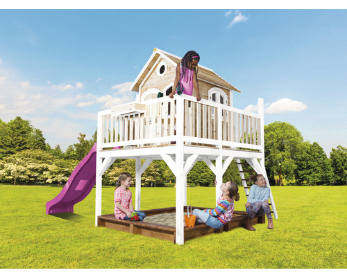 Speeltuin met speelhuisje, glijbaan en zandbak in de tuin