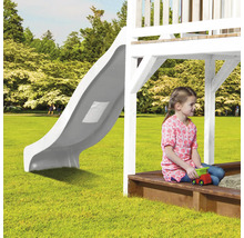 Kinderspeelplaats met glijbaan en zandbak in de tuin