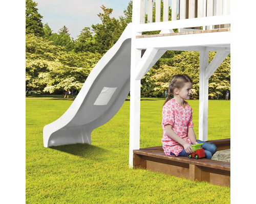 Kinderspeelplaats met glijbaan en zandbak in de tuin