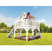 Speeltoren met speelhuis, glijbaan en zandbak voor kinderen in de tuin.