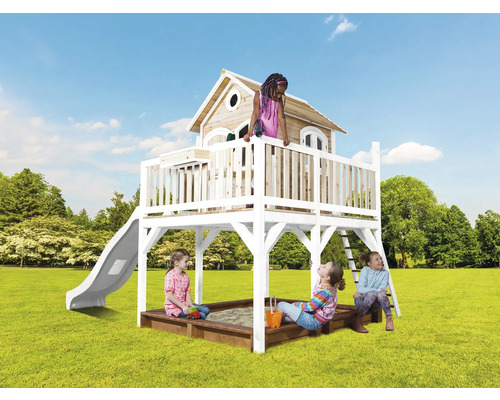 Speeltoren met speelhuis, glijbaan en zandbak voor kinderen in de tuin.