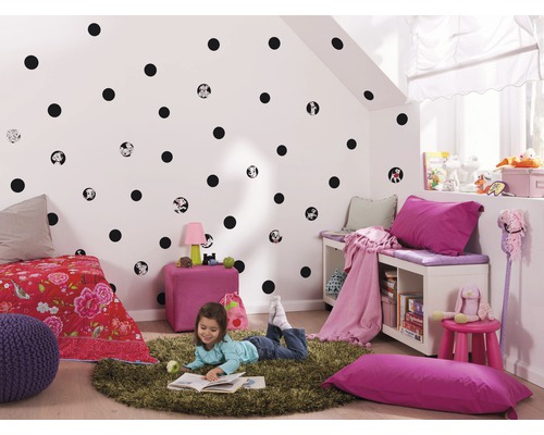 Kinderkamer met muurstickers, tapijt en meubels voor meisjes