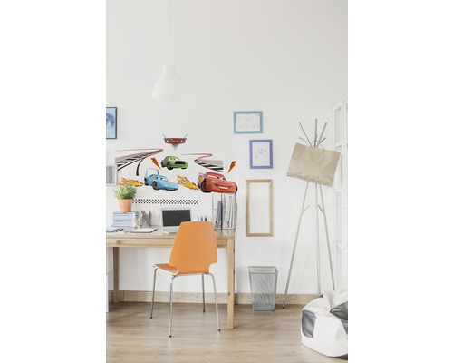 Gedecoreerde kinderkamer met muurstickers met auto''s boven een bureau