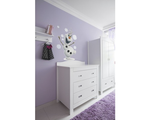 Kinderkamer met witte commode, kledingkast en Olaf muursticker