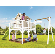 Speeltuin met boomhut, glijbaan, schommel en zandbak in de tuin