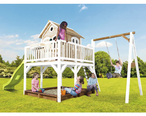 Speeltuin met boomhut, glijbaan, schommel en zandbak in de tuin