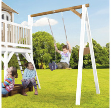 Speeltuin met schommel en spelende kinderen in de tuin