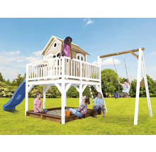Speeltuin met speelhuis, schommel, glijbaan en zandbak in de tuin.
