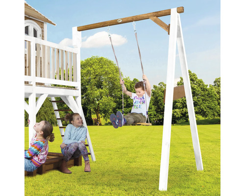 Kinderen spelen op een houten schommel in de tuin met speeltoren