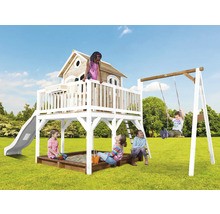 Speeltuin met speelhuis, glijbaan, schommel en zandbak in de tuin met spelende kinderen