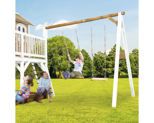 Kinderschommel met houten schommels op een groene weide