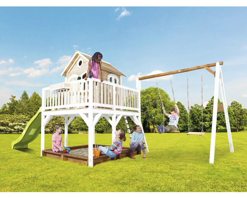 Speeltuin met speelhuis, schommel en zandbak in de tuin