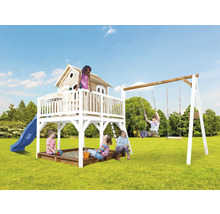 Speeltoren met schommel, glijbaan en zandbak in de tuin met spelende kinderen.