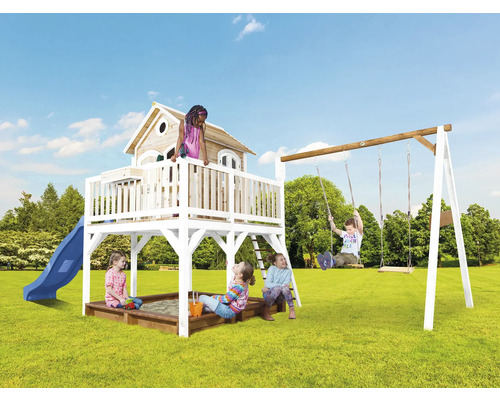 Speeltoren met schommel, glijbaan en zandbak in de tuin met spelende kinderen.