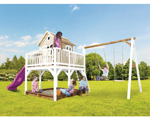 Speeltuin met speelhuis, glijbaan, zandbak en schommel voor kinderen in de tuin.