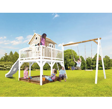 Kinderspeelplaats met speelhuis, glijbaan, schommel en zandbak in de tuin