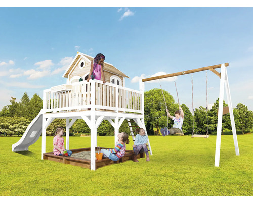 Kinderspeelplaats met speelhuis, glijbaan, schommel en zandbak in de tuin