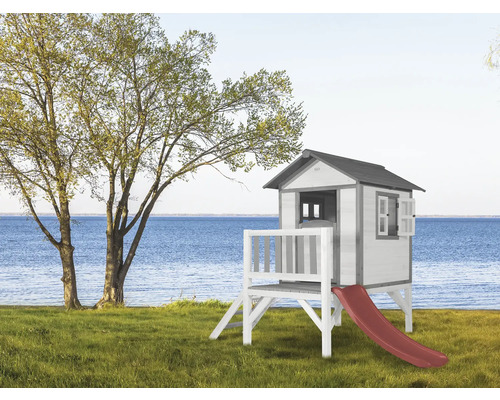 Speelhuis met glijbaan op een gazon