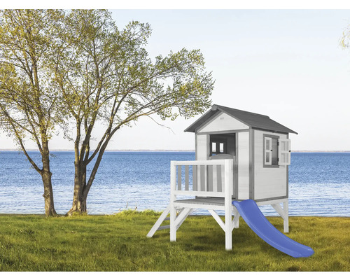 Speelhuis met glijbaan op een gazon