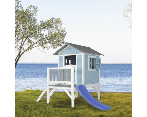 Houten speelhuis met glijbaan in de tuin