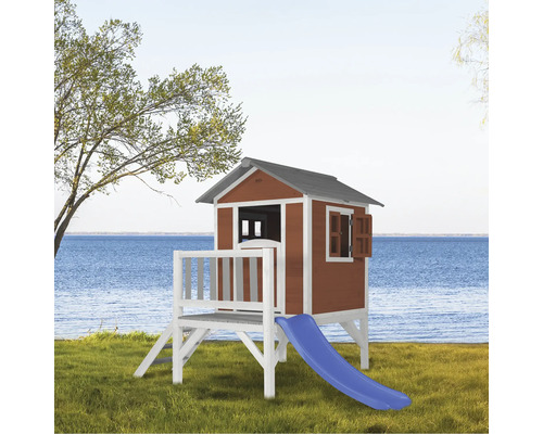 Houten speelhuis met glijbaan voor in de tuin