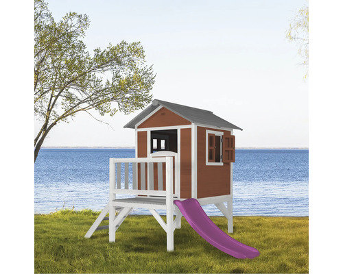 Houten speelhuis met glijbaan in de tuin
