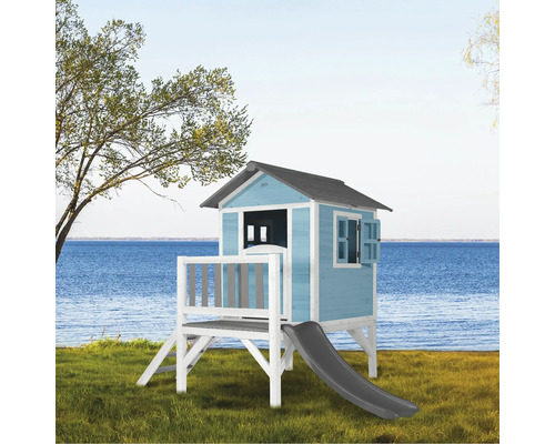 Houten speelhuis met glijbaan en luiken tegen een achtergrond van een meer