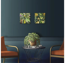 Decoratieve woonkamer met twee plantenfoto''s, tafel, potplant en twee stoelen