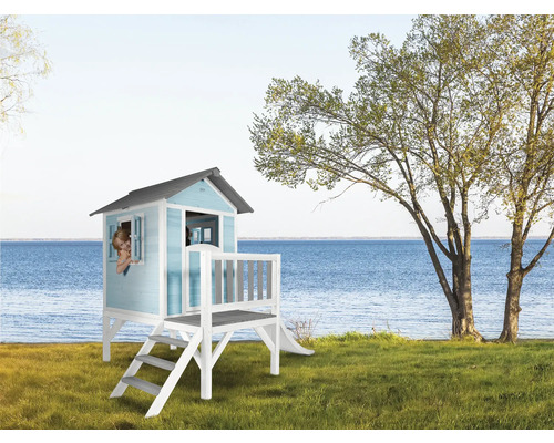 Houten speelhuis met glijbaan en ladder in de tuin