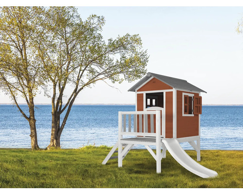 Speelhuis met glijbaan in de tuin