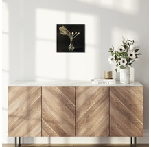 Decoratieve afbeelding met gedroogde bloemen in een vaas aan een muur boven een dressoir