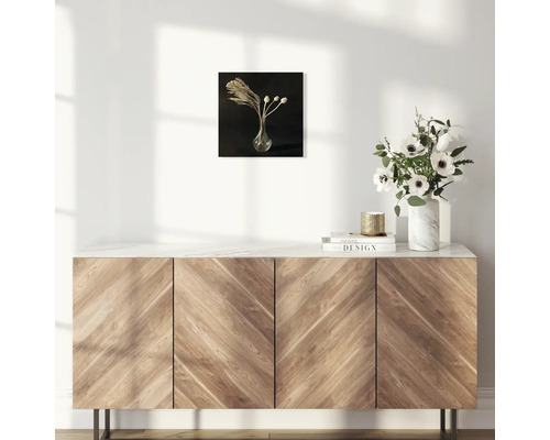 Decoratieve afbeelding met gedroogde bloemen in een vaas aan een muur boven een dressoir
